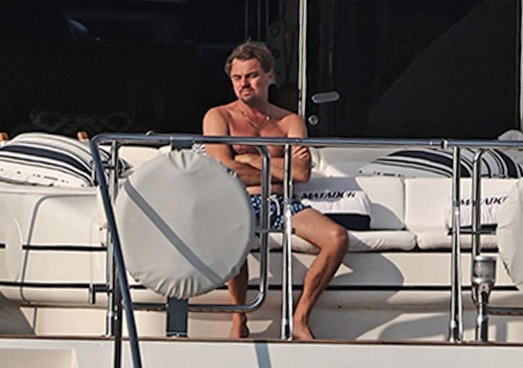 Leonardo DiCaprionın lüks yatında sıkıldığı anlar objektiflere yansıdı