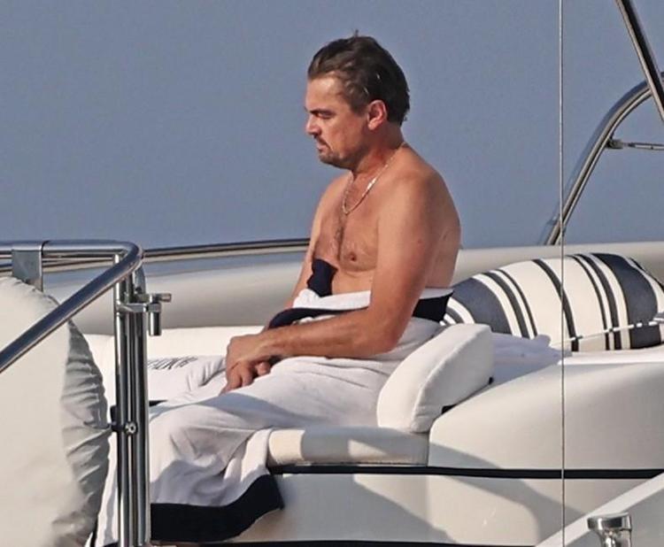 Leonardo DiCaprionın lüks yatında sıkıldığı anlar objektiflere yansıdı