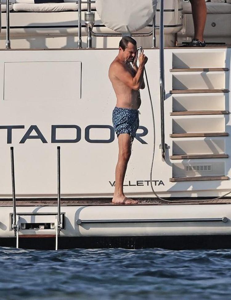 Leonardo DiCaprionın lüks yatında sıkıldığı anlar objektiflere yansıdı