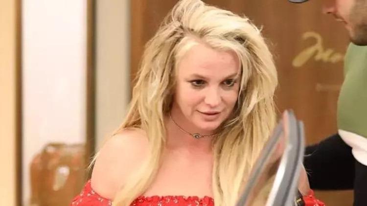 Kamera karşısında dans eden Britney Spearsın hayranları şoke oldu Milyonların var, bu evin hali ne böyle
