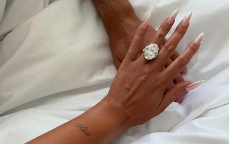 DEVASA YÜZÜK GÜNDEM OLDU