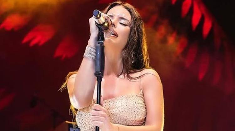 Simge Sağın konser öncesi doğal halleriyle gündemde
