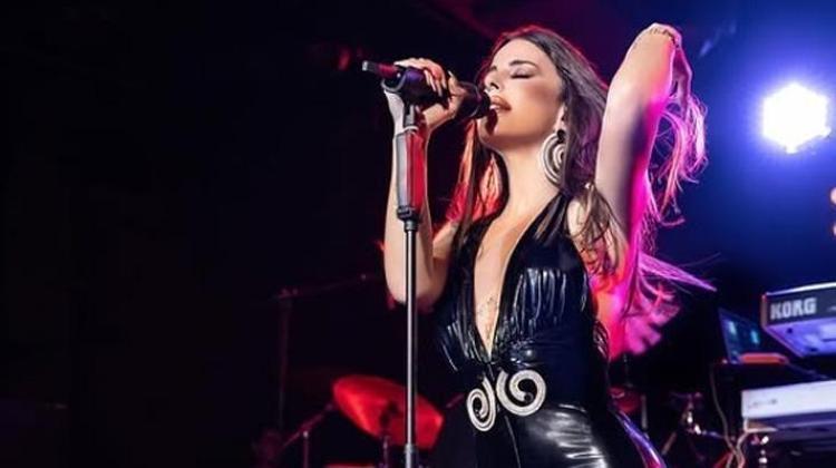 Simge Sağın konser öncesi doğal halleriyle gündemde