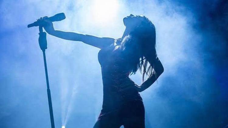 Simge Sağın konser öncesi doğal halleriyle gündemde