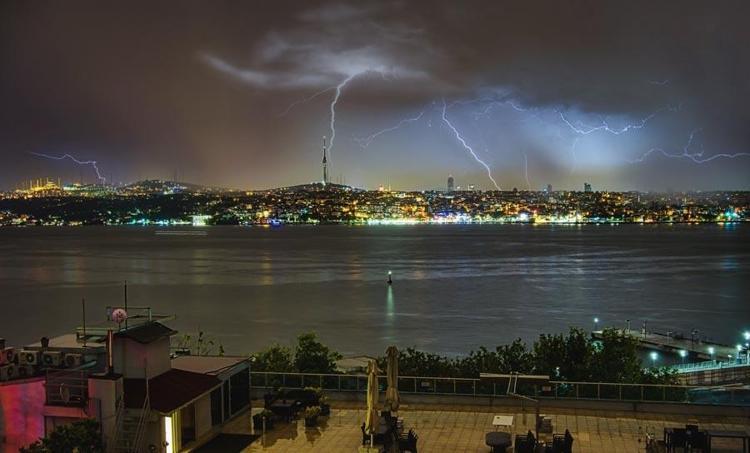 Yağmur, kuvvetli rüzgar ve gök gürültülü sağanak yağışlar geliyor Meteoroloji 3 bölgeyi son hava durumu raporuyla uyardı