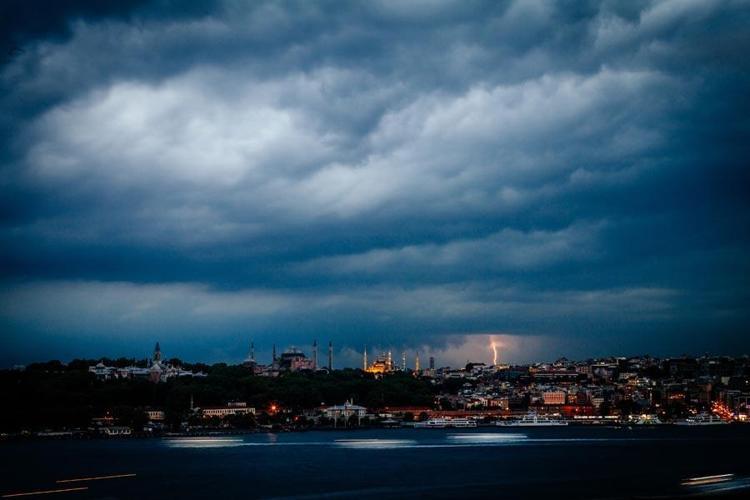 Yağmur, kuvvetli rüzgar ve gök gürültülü sağanak yağışlar geliyor Meteoroloji 3 bölgeyi son hava durumu raporuyla uyardı
