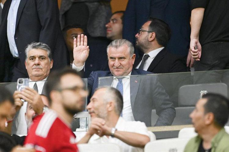 BAK VE MONTELLA TRİBÜNDE