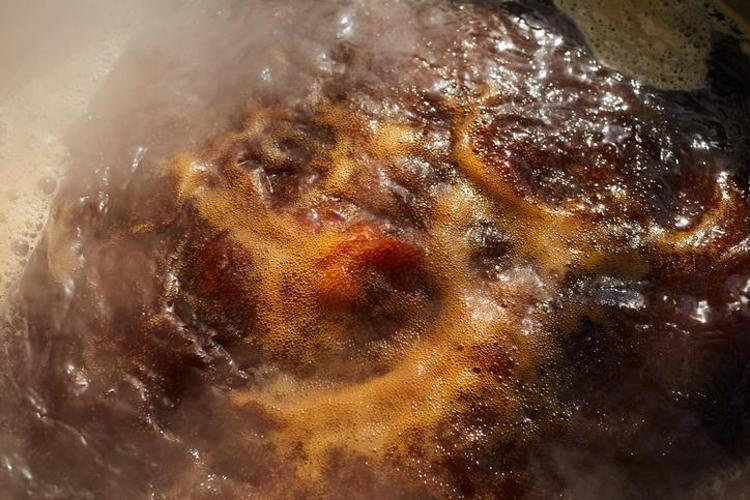 Saniyesinde kana karışıyor, demiri fırlatıyor: Tansiyon 12.8de sabitleniyor, bir kaşığı yetiyor