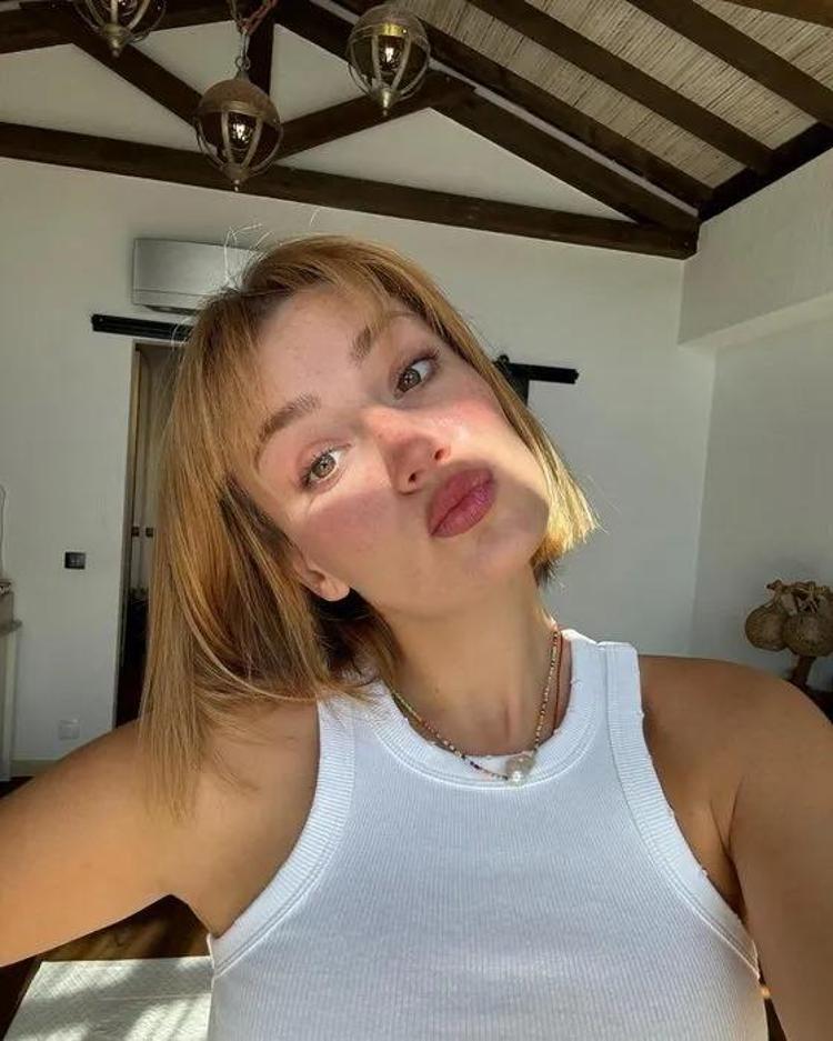 MİNİK KIZINI KUCAĞINA ALDI