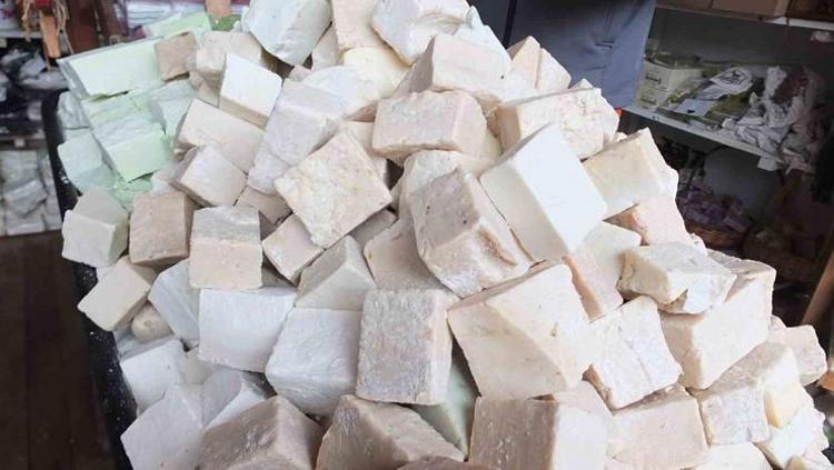 Asırlardır aynı yöntemle üretiliyor Kara kazanlarda saatlerce kaynıyor: Sivilce ve gözenek oluşumunu engelliyor, yaşlanmaya savaş açıyor