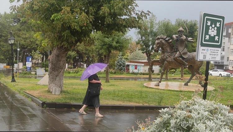 Hava sıcaklıkları düşüyor soğuk havalar geliyor Meteoroloji son hava durumu raporu ile uyardı: Kuvvetli yağmur ve gök gürültülü sağanak yağışlar etkili olacak