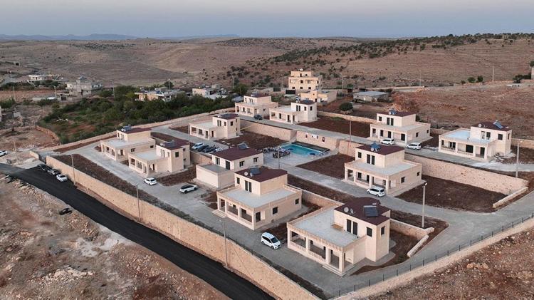 Mutluluğu Avrupada değil köydeki havuzlu villalarında buldular
