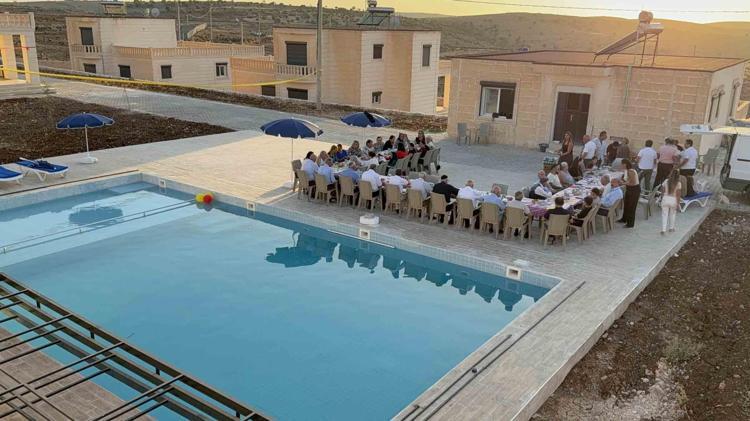 Mutluluğu Avrupada değil köydeki havuzlu villalarında buldular