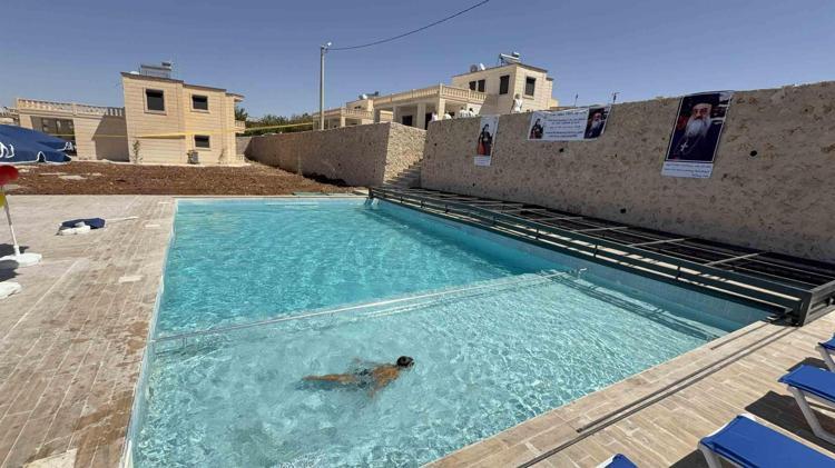 Mutluluğu Avrupada değil köydeki havuzlu villalarında buldular