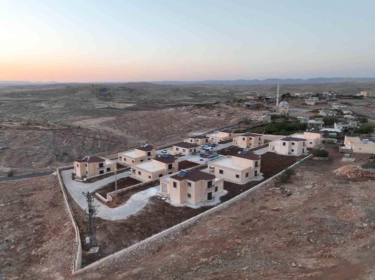 Mutluluğu Avrupada değil köydeki havuzlu villalarında buldular