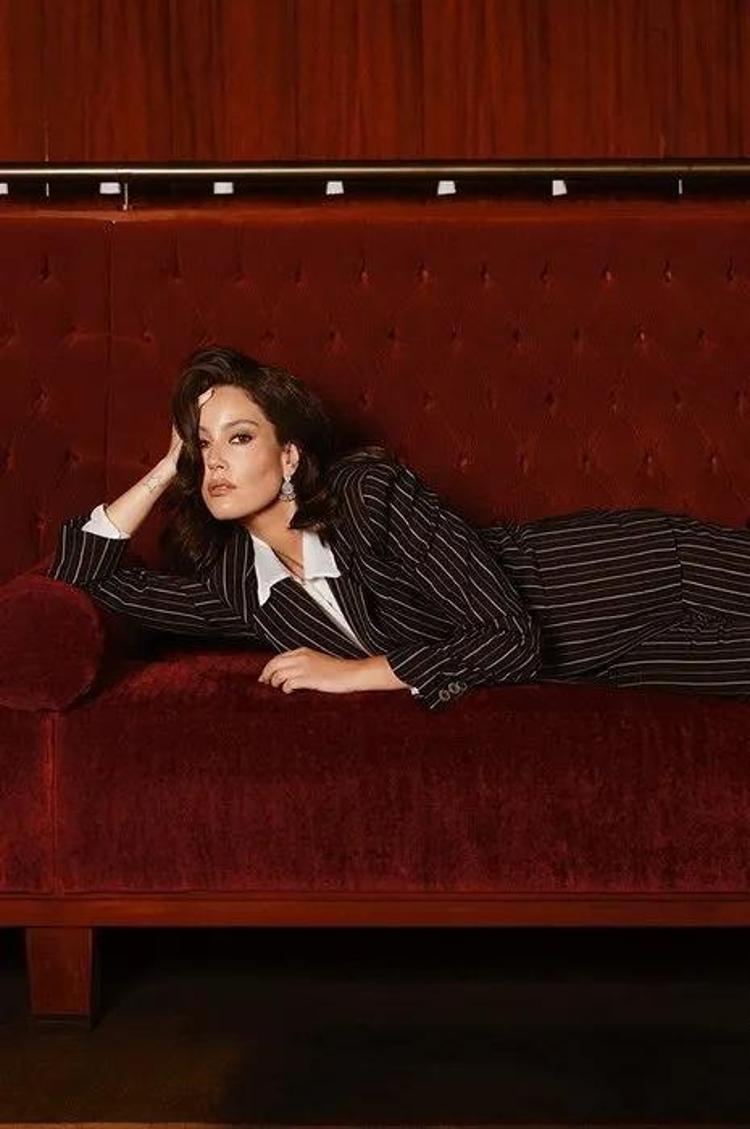 SÜRPRİZ BİR ŞARKI GELİYOR