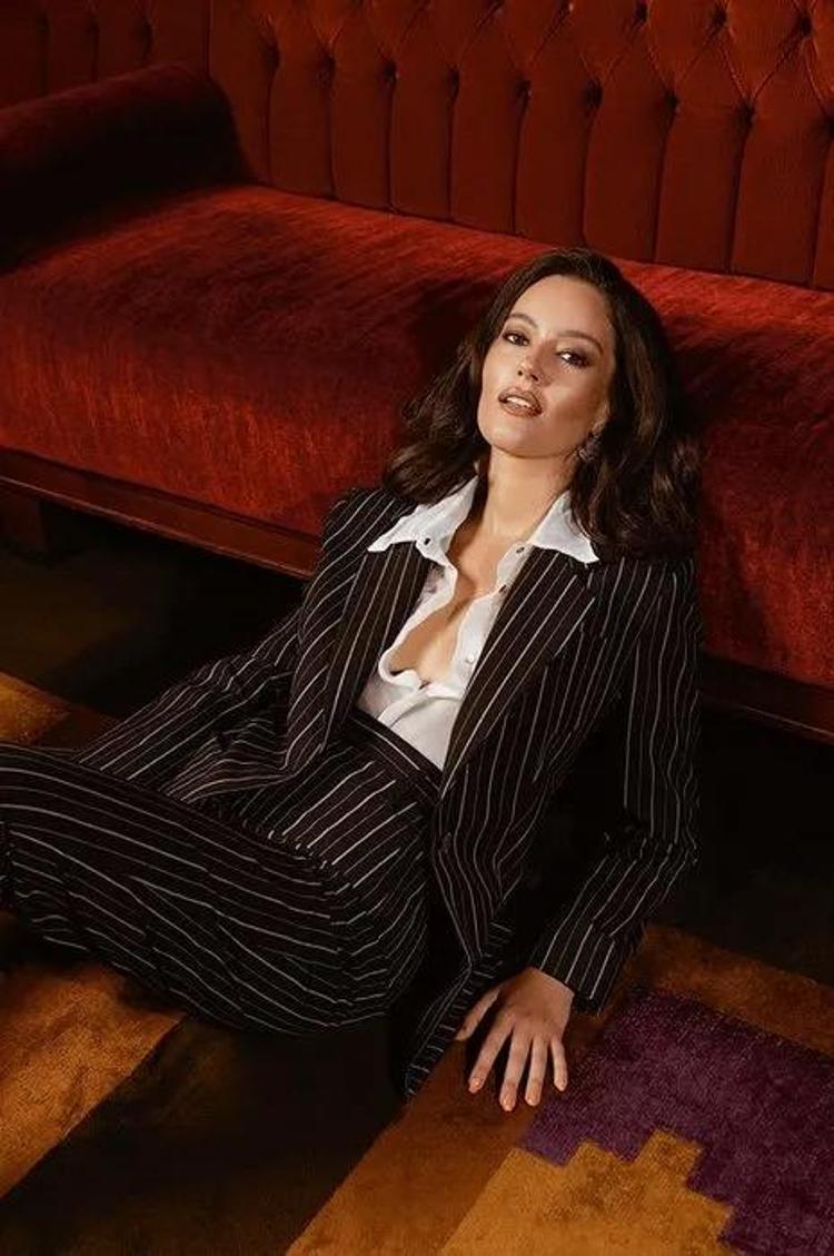 TUTKULARININ PEŞİNDEN GİDİYOR