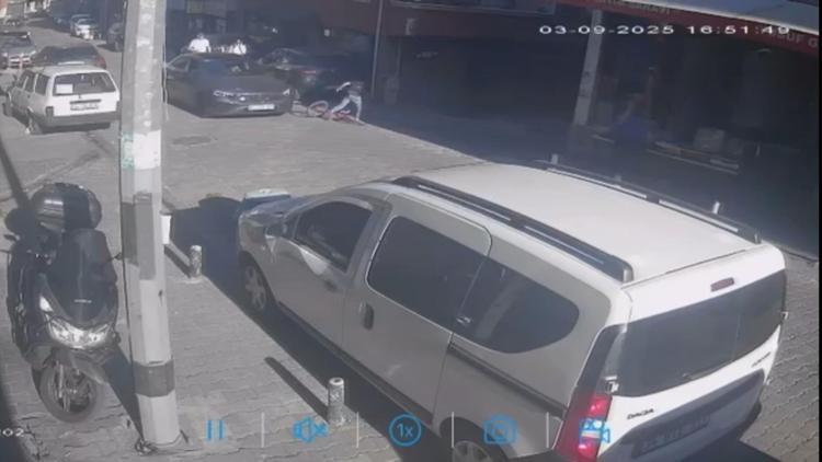 Dehşet anları kamerada Küçük çocuğa önce çarptı sonra darp etti