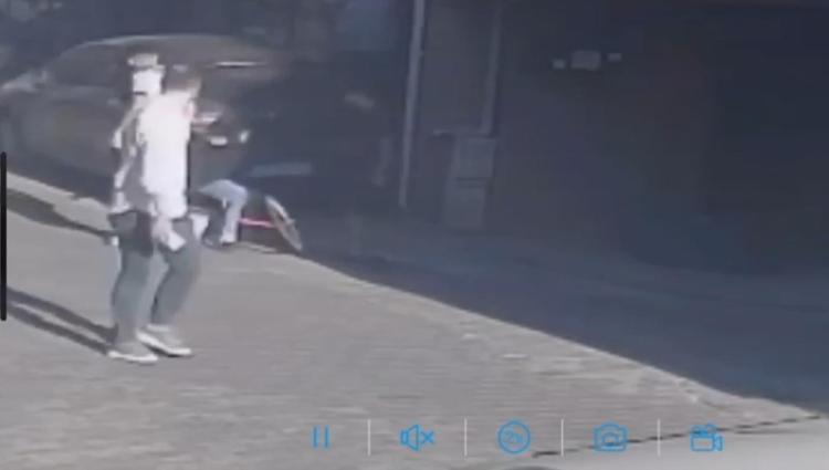 Dehşet anları kamerada Küçük çocuğa önce çarptı sonra darp etti