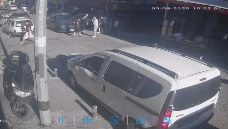 Dehşet anları kamerada Küçük çocuğa önce çarptı sonra darp etti