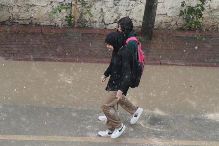Meteorolojiden son rapor İstanbul dahil 8 il için sarı kodlu uyarı: Sıcaklıklar düşüyor gök gürültülü sağanak yağışlar, dolu ve kuvvetli rüzgar geliyor