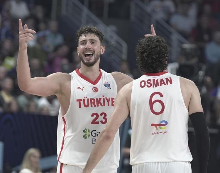 Türkiyenin kalbi sizinle atıyor Filenin Sultanları final, 12 Dev Adam çeyrek final için parkede