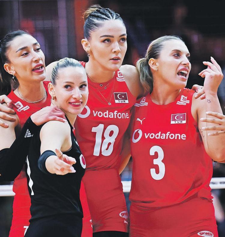 Türkiyenin kalbi sizinle atıyor Filenin Sultanları final, 12 Dev Adam çeyrek final için parkede