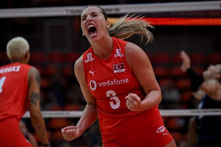 Türkiyenin kalbi sizinle atıyor Filenin Sultanları final, 12 Dev Adam çeyrek final için parkede