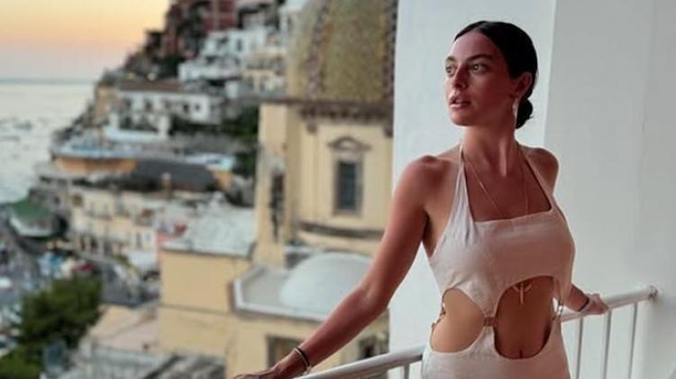 Melis Sezenin siyah elbisesi Venedik Film Festivaline damga vurdu