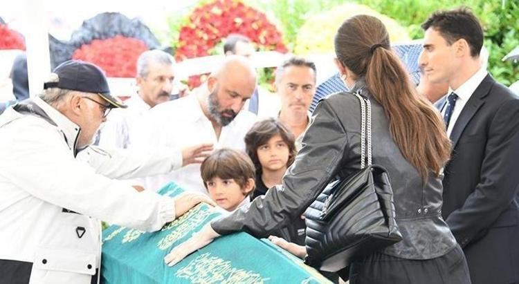 Tekne kazasında hayatını kaybeden Halit Yukay toprağa verildi Kıvanç Tatlıtuğ cenazede gözyaşlarını tutamadı