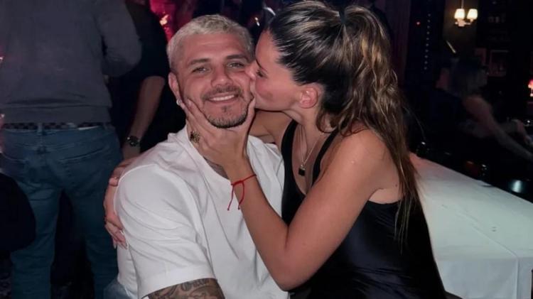 Romantik anlar China Suarez ve Mauro Icardiden Boğaz manzaralı pozlar