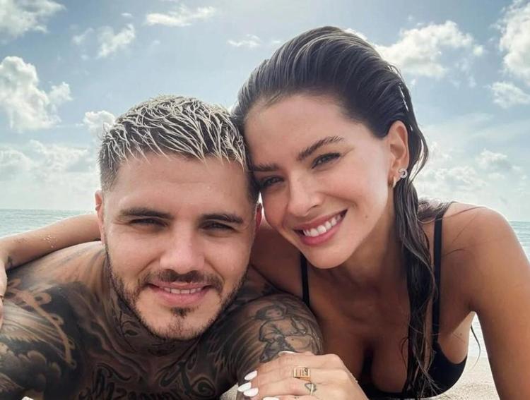 Romantik anlar China Suarez ve Mauro Icardiden Boğaz manzaralı pozlar