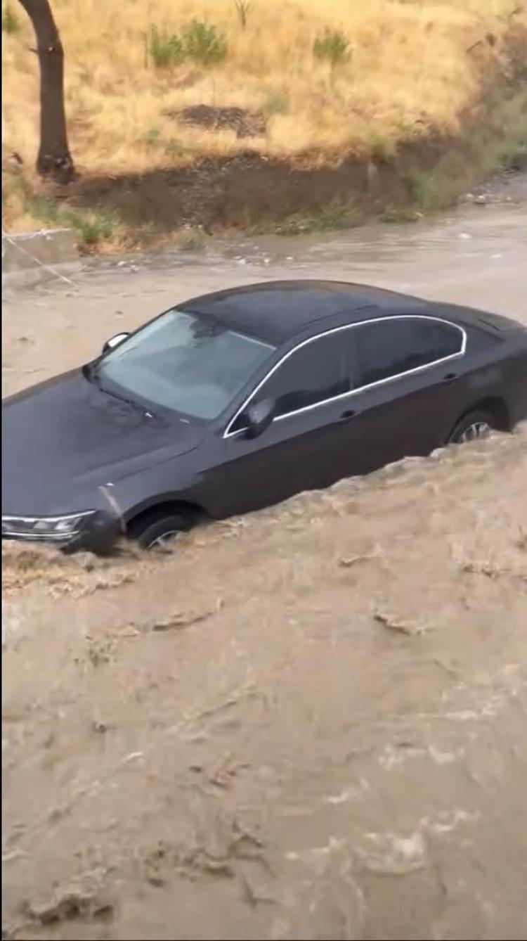 ANKARADA ŞEHİR SULAR ALTINDA KALDI, İSTİNAT DUVARI YIKILDI