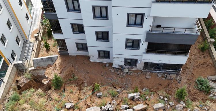 Yurdun dört bir yanında yağış ve fırtına Çatılar uçtu, yollar göle döndü