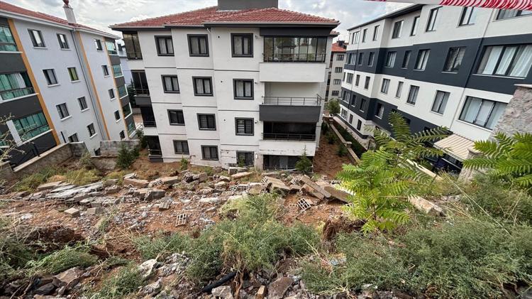 Yurdun dört bir yanında yağış ve fırtına Çatılar uçtu, yollar göle döndü