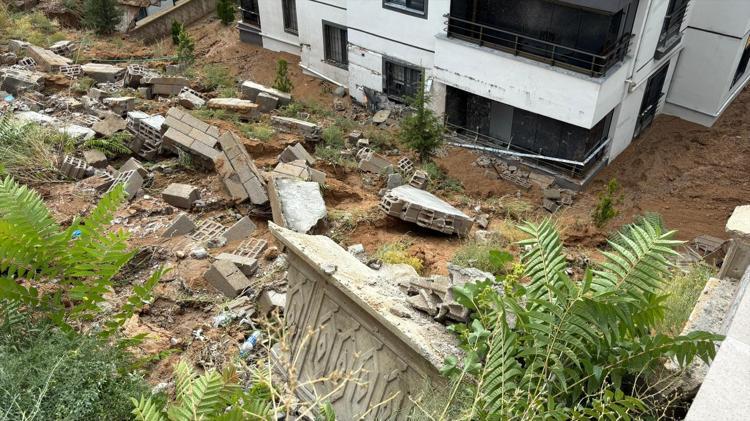 Yurdun dört bir yanında yağış ve fırtına Çatılar uçtu, yollar göle döndü