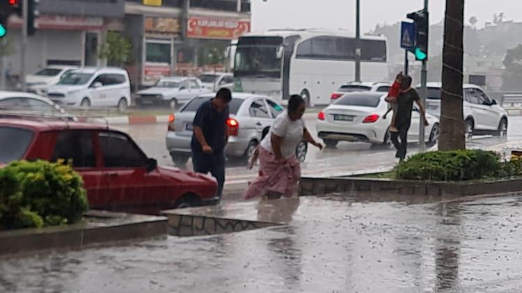 Yurdun dört bir yanında yağış ve fırtına Çatılar uçtu, yollar göle döndü