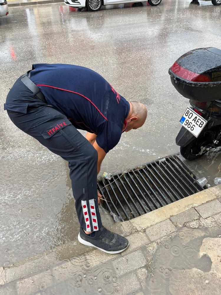 Yurdun dört bir yanında yağış ve fırtına Çatılar uçtu, yollar göle döndü