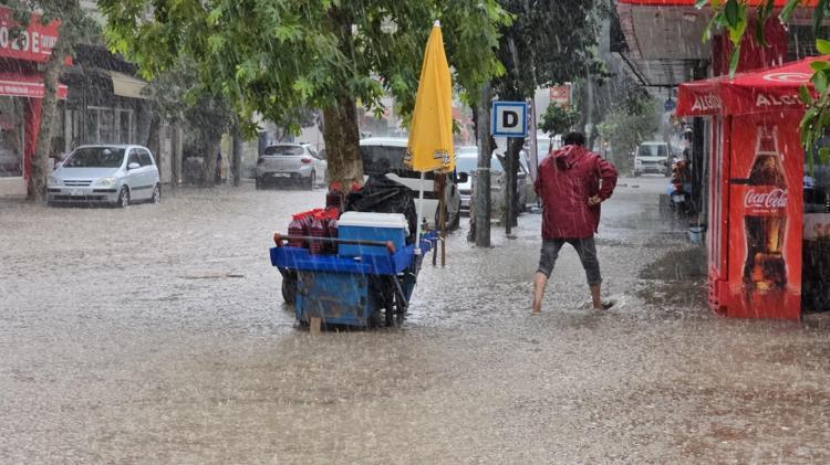 Yurdun dört bir yanında yağış ve fırtına Çatılar uçtu, yollar göle döndü