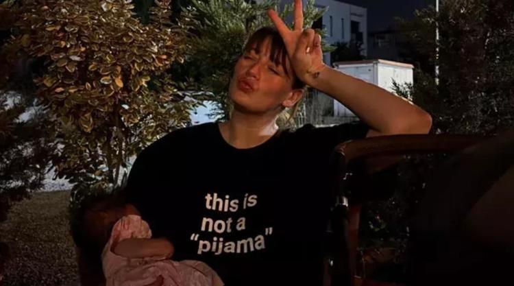 Çiçeği burnunda anne Gizem Karacadan kızı Leyla Yaz ile yeni paylaşım