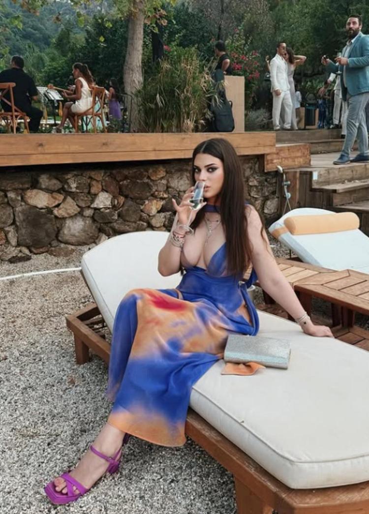 Derin Talu’dan olay yaratan havaalanı stili Bikiniyle geldi