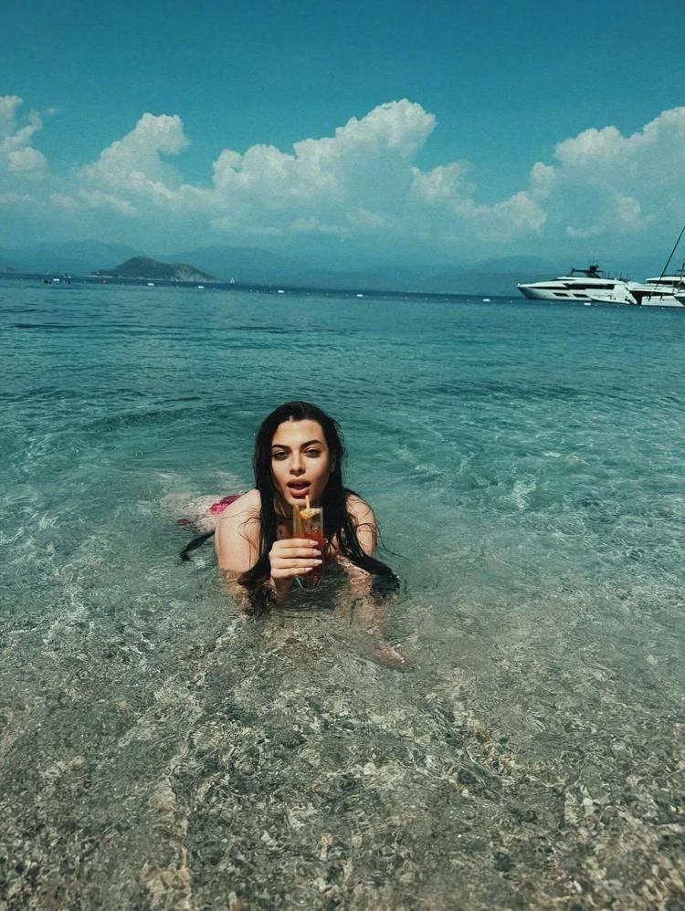 Derin Taludan sevgilisiyle deniz pozu