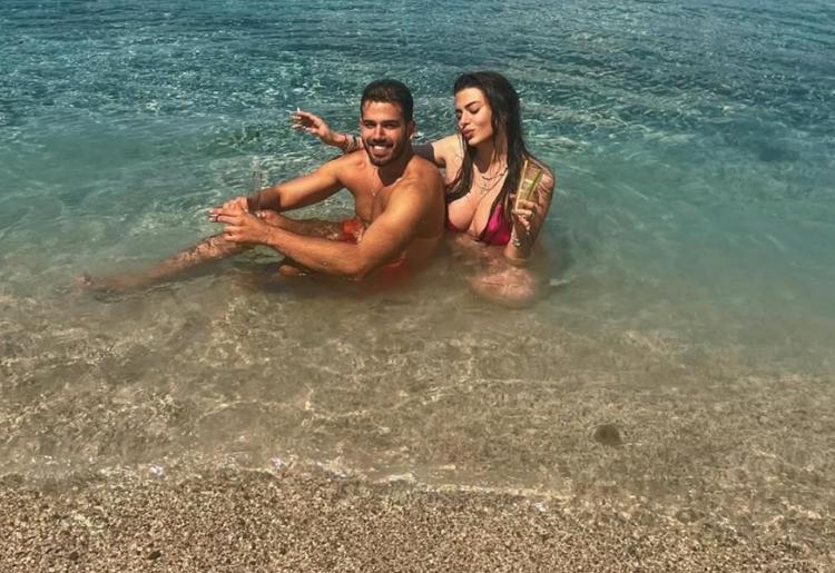 Derin Taludan sevgilisiyle deniz pozu