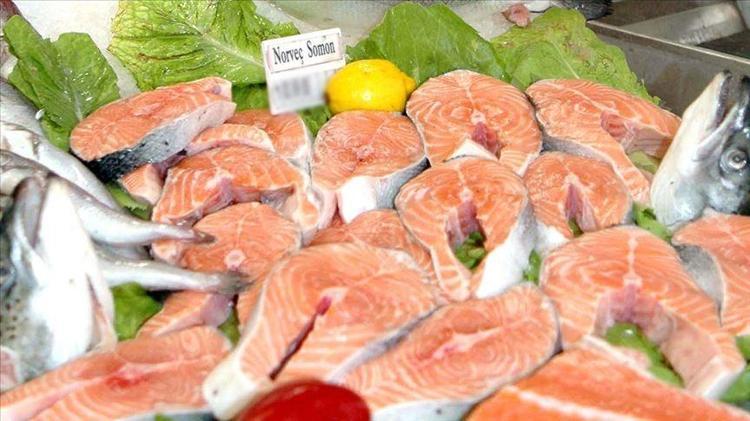 En faydalı balıklar listesinde yer alıyor Defne yaprağı ve limonla pişirin: Hafızayı resmen ikiye katlıyor