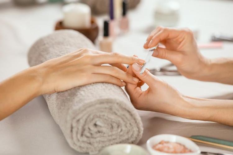 Güzellik salonlarına binlerce lira dökmeyin Kendi manikürünüzü evde yapabilirsiniz