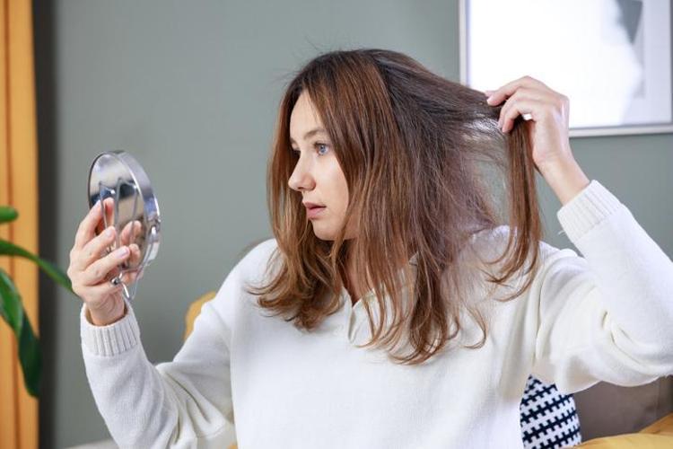 Saçın elektriklenmesini tarihe karıştırıyor Keçe gibi olmuş telleri yumuşatıyor, tiftik tiftik görünümü bitiriyor