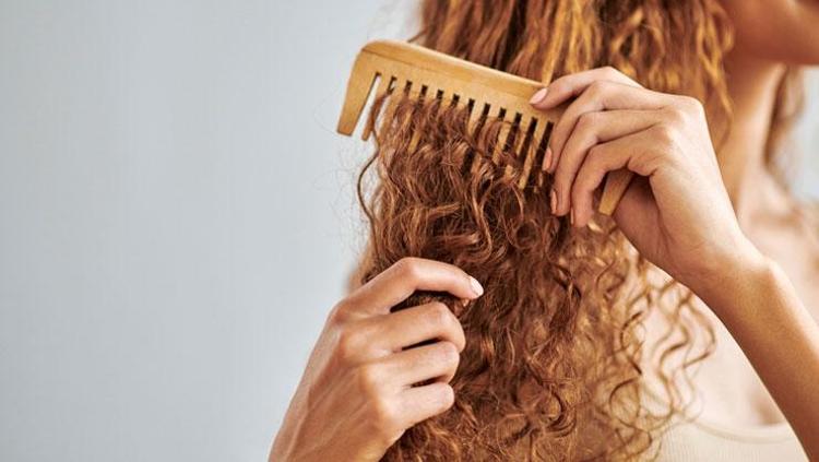 Saçın elektriklenmesini tarihe karıştırıyor Keçe gibi olmuş telleri yumuşatıyor, tiftik tiftik görünümü bitiriyor