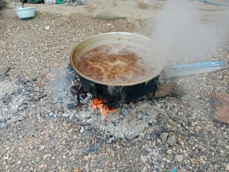 Köy halkının geleneksel mesaisi başladı Bu dönemde yapmayan yok: Hırıltılı öksürük, balgam ve boğaz ağrısını şıp diye kesiyor, dağ toprağıyla pişiriliyor