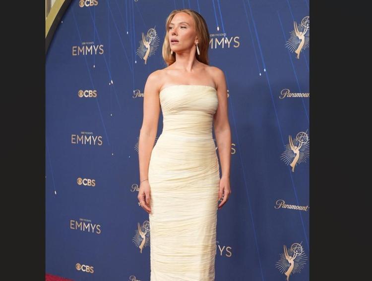 Scarlett Johansson 2025 Emmy Ödülleri kırmızı halısında büyüledi