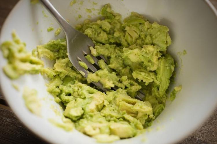 AVOKADO VE MUZ MASKESİ